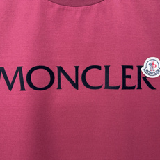 Moncler.蒙口 春夏经典系列款字母植绒印花标识短袖T恤,正面字母由植绒工艺设计加以经典毡艺刺绣小标点缀组合设计,采 Moncler.蒙口 春夏经典系列款字母植绒印花标识短袖T恤,正面字母由植绒工艺设计加以经典毡艺刺绣小标点缀组合设计,采
