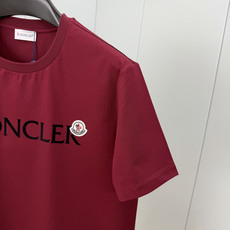 Moncler.蒙口 春夏经典系列款字母植绒印花标识短袖T恤,正面字母由植绒工艺设计加以经典毡艺刺绣小标点缀组合设计,采 Moncler.蒙口 春夏经典系列款字母植绒印花标识短袖T恤,正面字母由植绒工艺设计加以经典毡艺刺绣小标点缀组合设计,采