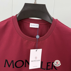 Moncler.蒙口 春夏经典系列款字母植绒印花标识短袖T恤,正面字母由植绒工艺设计加以经典毡艺刺绣小标点缀组合设计,采 Moncler.蒙口 春夏经典系列款字母植绒印花标识短袖T恤,正面字母由植绒工艺设计加以经典毡艺刺绣小标点缀组合设计,采