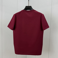 Moncler.蒙口 春夏经典系列款字母植绒印花标识短袖T恤,正面字母由植绒工艺设计加以经典毡艺刺绣小标点缀组合设计,采 Moncler.蒙口 春夏经典系列款字母植绒印花标识短袖T恤,正面字母由植绒工艺设计加以经典毡艺刺绣小标点缀组合设计,采