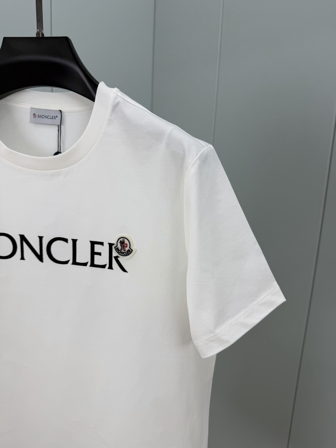 Moncler.蒙口 春夏经典系列款字母植绒印花标识短袖T恤,正面字母由植绒工艺设计加以经典毡艺刺绣小标点缀组合设计,采 Moncler.蒙口 春夏经典系列款字母植绒印花标识短袖T恤,正面字母由植绒工艺设计加以经典毡艺刺绣小标点缀组合设计,采