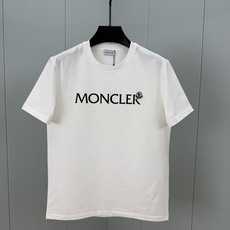 Moncler.蒙口 春夏经典系列款字母植绒印花标识短袖T恤,正面字母由植绒工艺设计加以经典毡艺刺绣小标点缀组合设计,采 Moncler.蒙口 春夏经典系列款字母植绒印花标识短袖T恤,正面字母由植绒工艺设计加以经典毡艺刺绣小标点缀组合设计,采