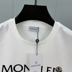 Moncler.蒙口 春夏经典系列款字母植绒印花标识短袖T恤,正面字母由植绒工艺设计加以经典毡艺刺绣小标点缀组合设计,采 Moncler.蒙口 春夏经典系列款字母植绒印花标识短袖T恤,正面字母由植绒工艺设计加以经典毡艺刺绣小标点缀组合设计,采