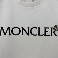 Moncler.蒙口 春夏经典系列款字母植绒印花标识短袖T恤,正面字母由植绒工艺设计加以经典毡艺刺绣小标点缀组合设计,采 Moncler.蒙口 春夏经典系列款字母植绒印花标识短袖T恤,正面字母由植绒工艺设计加以经典毡艺刺绣小标点缀组合设计,采