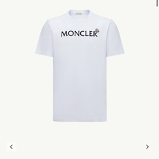 Moncler.蒙口 春夏经典系列款字母植绒印花标识短袖T恤,正面字母由植绒工艺设计加以经典毡艺刺绣小标点缀组合设计,采 Moncler.蒙口 春夏经典系列款字母植绒印花标识短袖T恤,正面字母由植绒工艺设计加以经典毡艺刺绣小标点缀组合设计,采