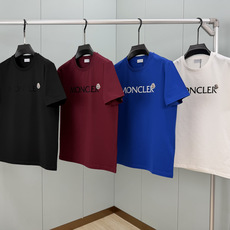 Moncler.蒙口 春夏经典系列款字母植绒印花标识短袖T恤,正面字母由植绒工艺设计加以经典毡艺刺绣小标点缀组合设计,采 Moncler.蒙口 春夏经典系列款字母植绒印花标识短袖T恤,正面字母由植绒工艺设计加以经典毡艺刺绣小标点缀组合设计,采