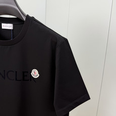 Moncler.蒙口 春夏经典系列款字母植绒印花标识短袖T恤,正面字母由植绒工艺设计加以经典毡艺刺绣小标点缀组合设计,采 Moncler.蒙口 春夏经典系列款字母植绒印花标识短袖T恤,正面字母由植绒工艺设计加以经典毡艺刺绣小标点缀组合设计,采