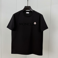 Moncler.蒙口 春夏经典系列款字母植绒印花标识短袖T恤,正面字母由植绒工艺设计加以经典毡艺刺绣小标点缀组合设计,采 Moncler.蒙口 春夏经典系列款字母植绒印花标识短袖T恤,正面字母由植绒工艺设计加以经典毡艺刺绣小标点缀组合设计,采