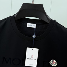 Moncler.蒙口 春夏经典系列款字母植绒印花标识短袖T恤,正面字母由植绒工艺设计加以经典毡艺刺绣小标点缀组合设计,采 Moncler.蒙口 春夏经典系列款字母植绒印花标识短袖T恤,正面字母由植绒工艺设计加以经典毡艺刺绣小标点缀组合设计,采