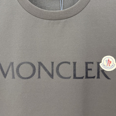 Moncler.蒙口 春夏经典系列款字母植绒印花标识短袖T恤,正面字母由植绒工艺设计加以经典毡艺刺绣小标点缀组合设计,采 Moncler.蒙口 春夏经典系列款字母植绒印花标识短袖T恤,正面字母由植绒工艺设计加以经典毡艺刺绣小标点缀组合设计,采