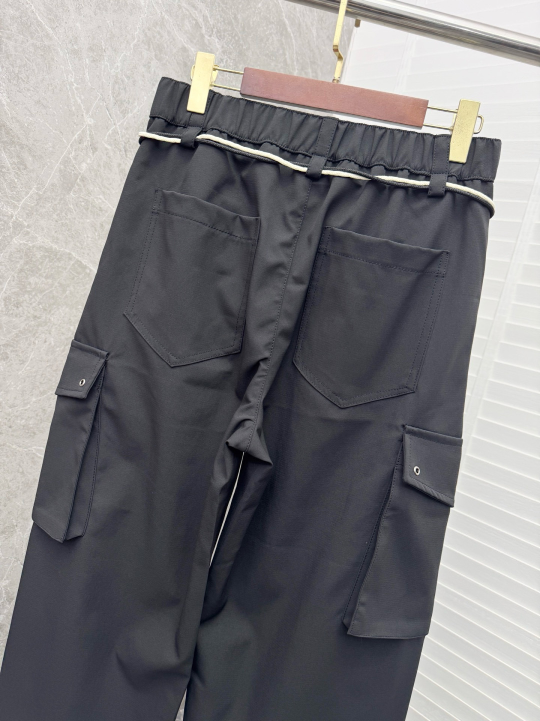 Y3 26年秋季新款休闲直筒工装裤，采用进口优质面料，挺括有型，工装设计装饰，前logo标识点缀，上身足够吸睛且回头率爆