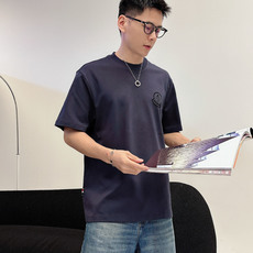 mon 2026年春夏系列圆领休闲短T 尺码:M-5XL 微阔版型 成份:罗马棉平纹面料,245克重,面料纹路平整清 mon 2026年春夏系列圆领休闲短T 尺码:M-5XL 微阔版型 成份:罗马棉平纹面料,245克重,面料纹路平整清