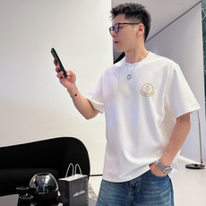 mon 2026年春夏系列圆领休闲短T 尺码:M-5XL 微阔版型 成份:罗马棉平纹面料,245克重,面料纹路平整清 mon 2026年春夏系列圆领休闲短T 尺码:M-5XL 微阔版型 成份:罗马棉平纹面料,245克重,面料纹路平整清