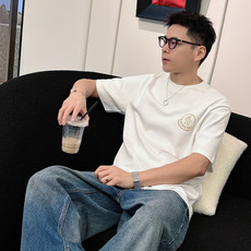 mon 2026年春夏系列圆领休闲短T 尺码:M-5XL 微阔版型 成份:罗马棉平纹面料,245克重,面料纹路平整清 mon 2026年春夏系列圆领休闲短T 尺码:M-5XL 微阔版型 成份:罗马棉平纹面料,245克重,面料纹路平整清