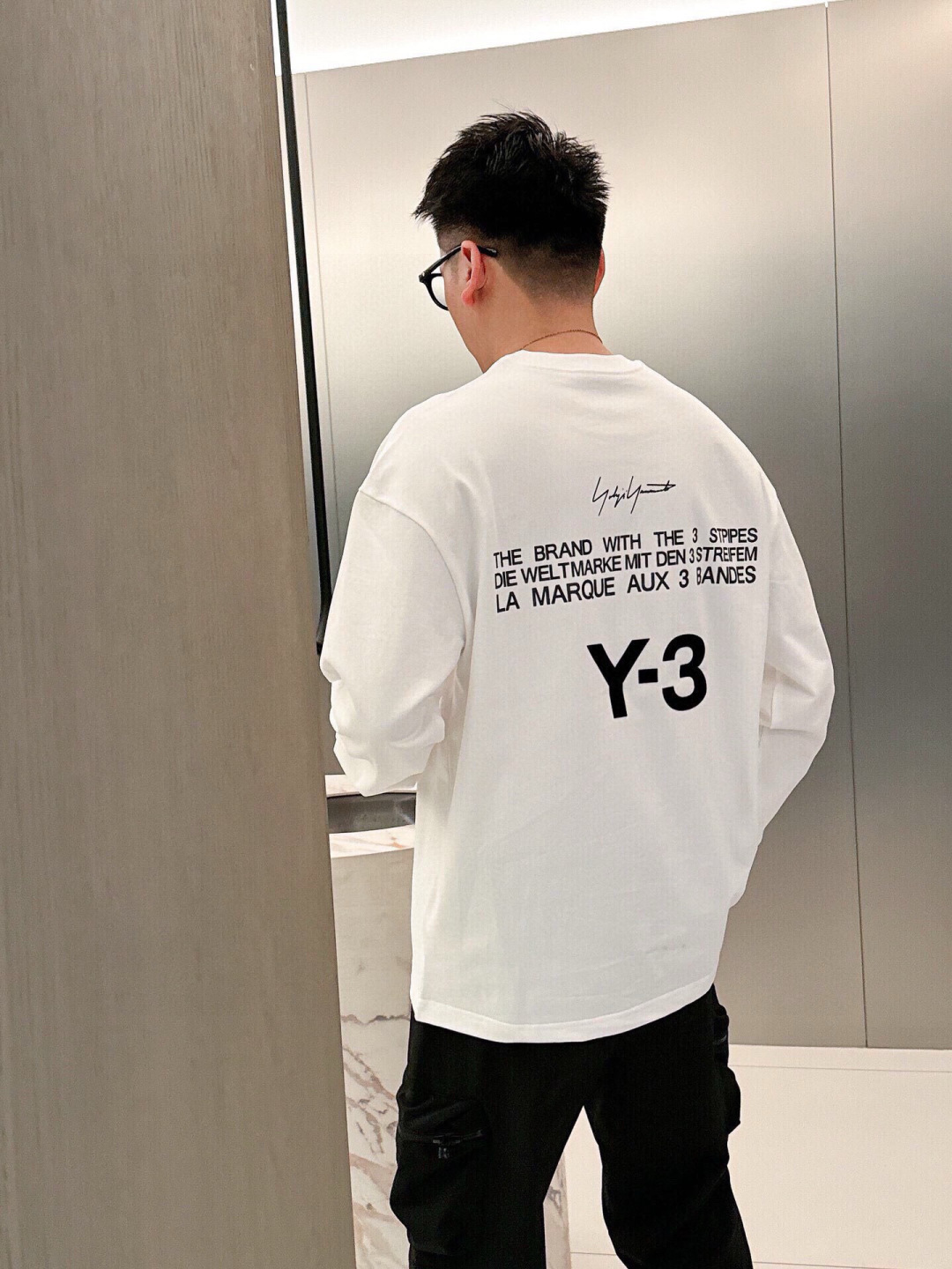 新款🌟Y3，采用进口360克棉材质制作而成，柔软的面料触感，贴身穿着亲肤舒适，经典植绒压胶Y-3字母图案设计，非常的新颖