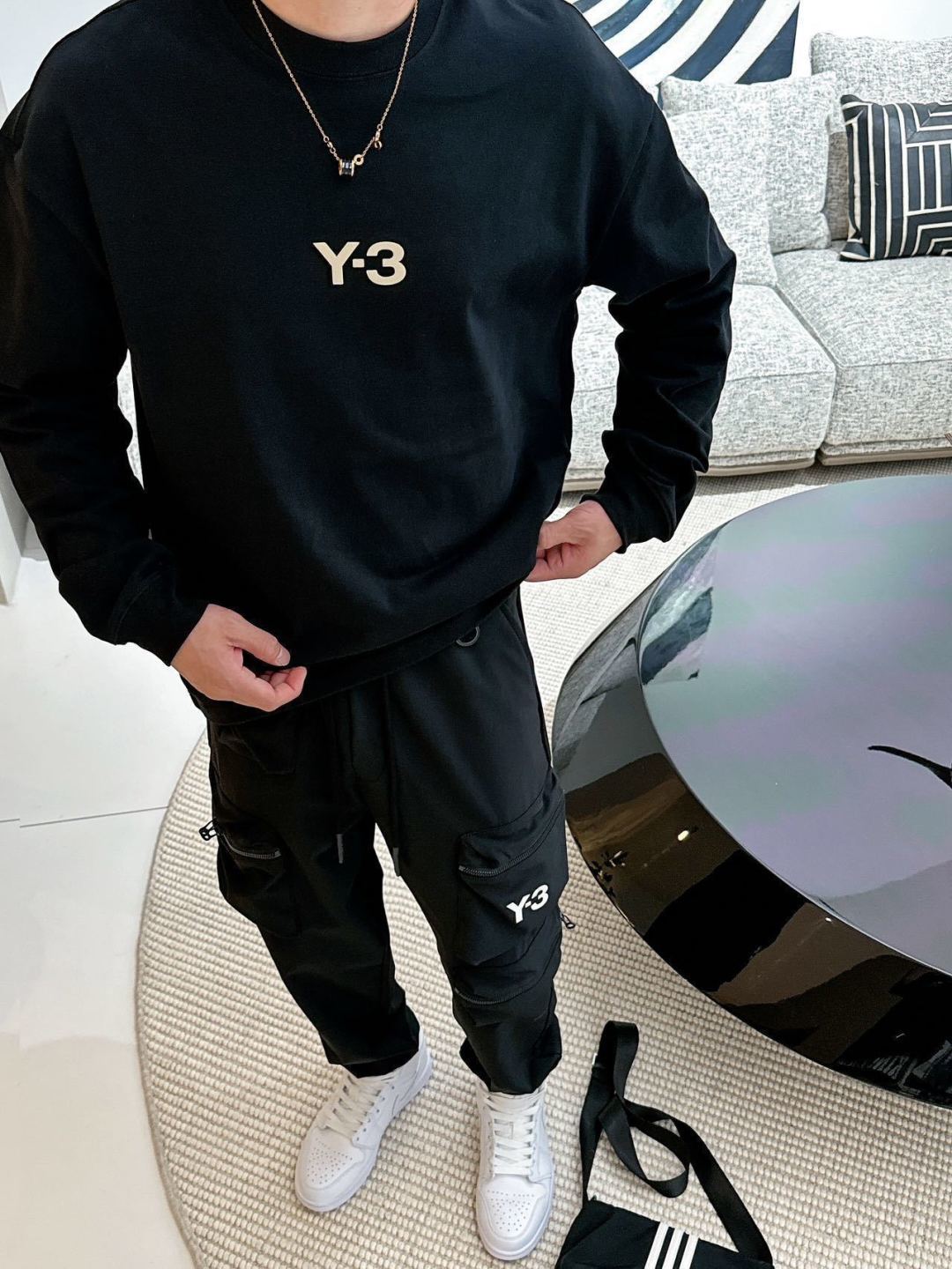 新款🌟Y3，采用进口360克棉材质制作而成，柔软的面料触感，贴身穿着亲肤舒适，经典植绒压胶Y-3字母图案设计，非常的新颖