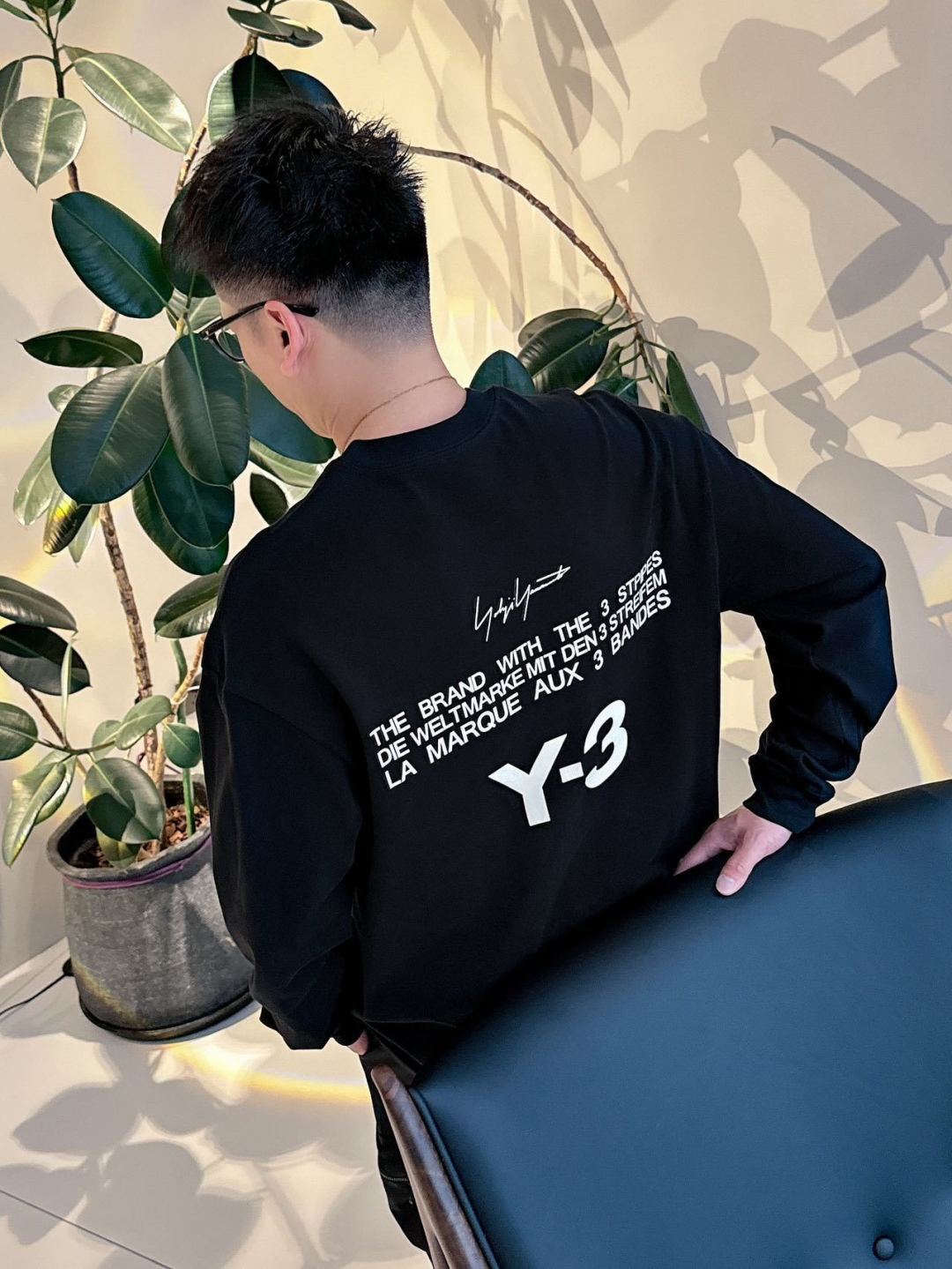 新款🌟Y3，采用进口360克棉材质制作而成，柔软的面料触感，贴身穿着亲肤舒适，经典植绒压胶Y-3字母图案设计，非常的新颖