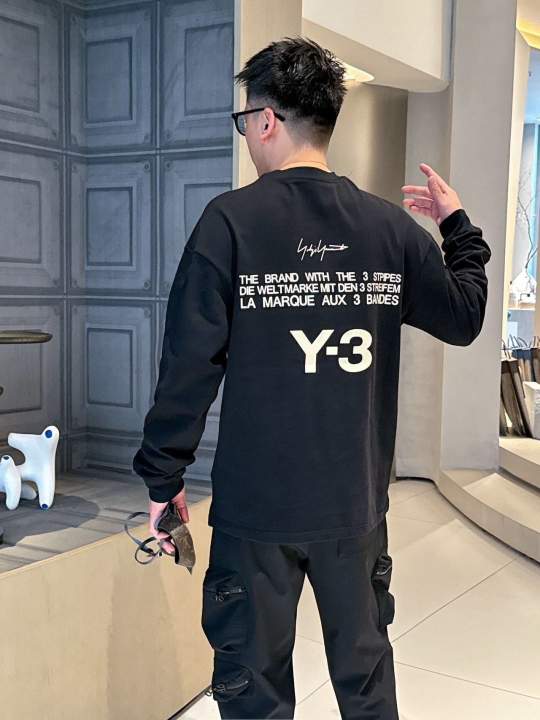 新款🌟Y3，采用进口360克棉材质制作而成，柔软的面料触感，贴身穿着亲肤舒适，经典植绒压胶Y-3字母图案设计，非常的新颖