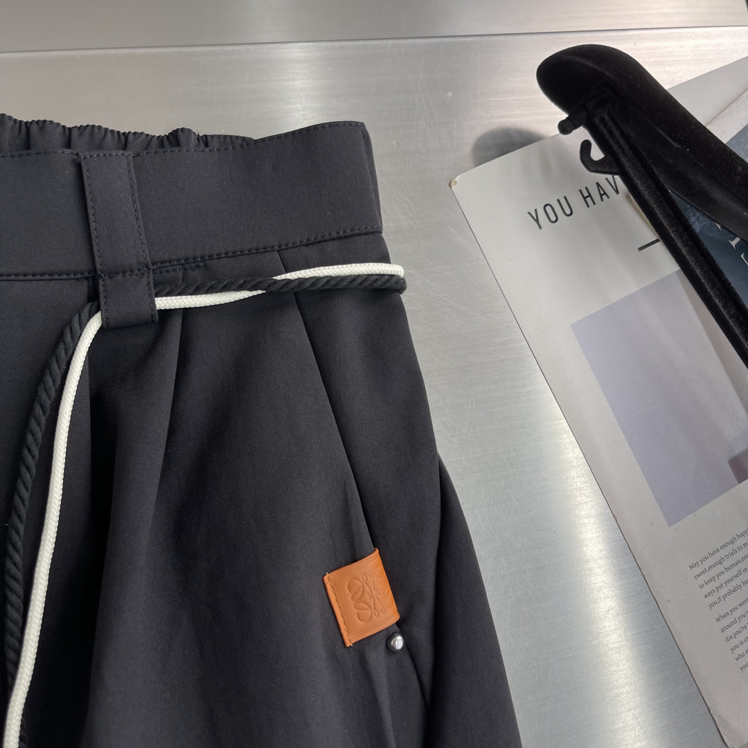 -LOEW     26年秋季新款休闲小弯刀裤，采用进口优质面料，挺括有型，工装设计装饰，前logo标识点缀，上身足够吸