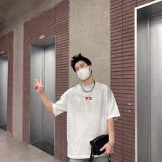品牌:Y-3 季度:春夏 颜色:黑色 白色 尺码:S-XXL 版型:宽松版 短袖T 成分:100%棉 工艺:激光烫花 P 品牌:Y-3 季度:春夏 颜色:黑色 白色 尺码:S-XXL 版型:宽松版 短袖T 成分:100%棉 工艺:激光烫花 P