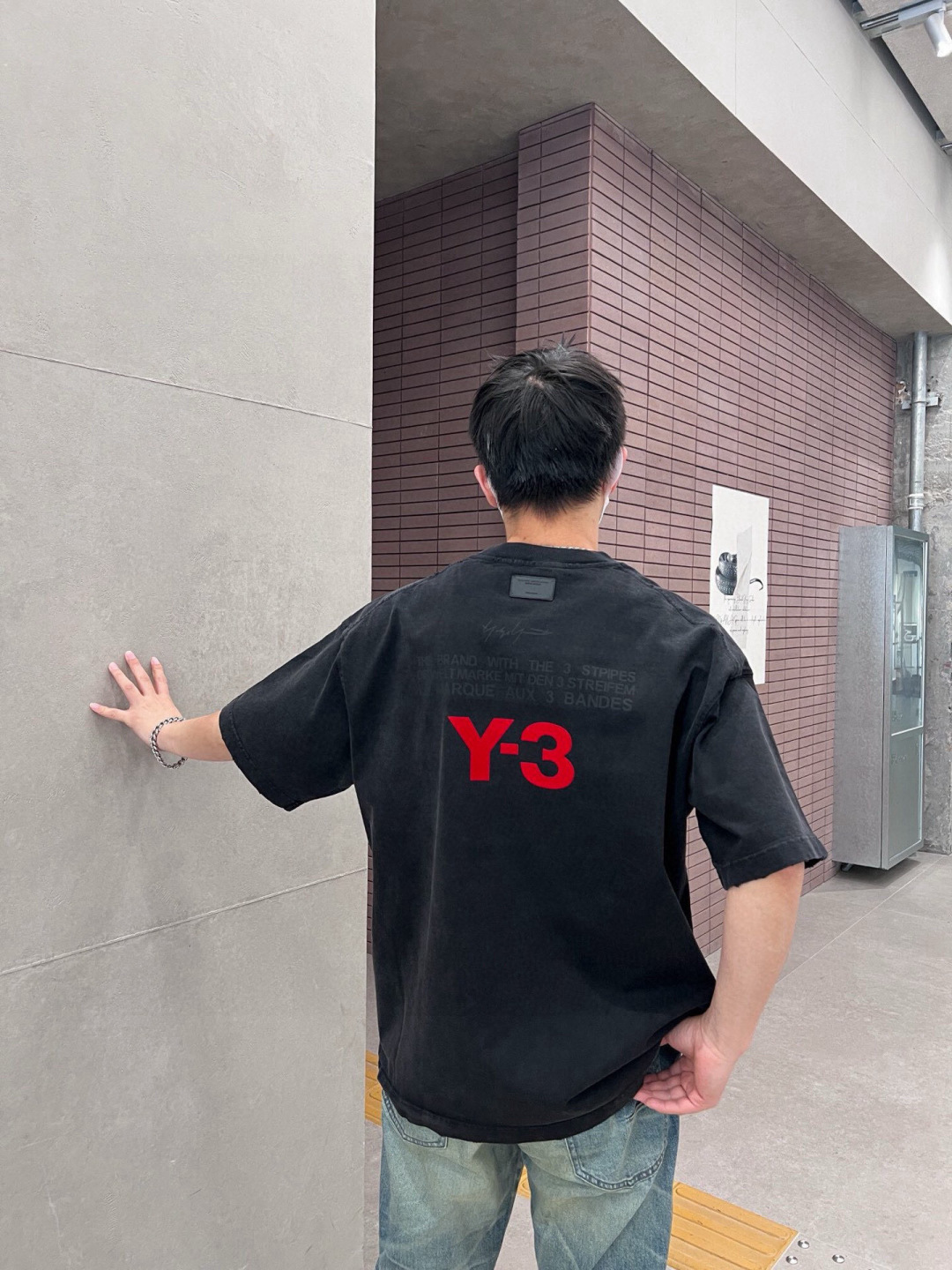 品牌：Y-3 季度：春夏 颜色：黑色 白色 尺码：S-XXL 版型：宽松版 短袖T 成分：100%棉 工艺：激光烫花 P