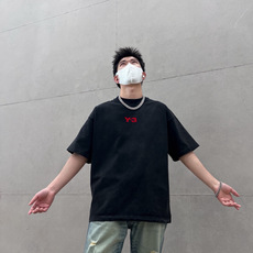 品牌:Y-3 季度:春夏 颜色:黑色 白色 尺码:S-XXL 版型:宽松版 短袖T 成分:100%棉 工艺:激光烫花 P 品牌:Y-3 季度:春夏 颜色:黑色 白色 尺码:S-XXL 版型:宽松版 短袖T 成分:100%棉 工艺:激光烫花 P