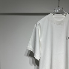 Di奥 联名石头岛 迪奥时尚休闲圆领短袖T恤!!双logo品牌复古怀旧残缺字母印花工艺!隐约可见高级低调奢华面料有一点垂 Di奥 联名石头岛 迪奥时尚休闲圆领短袖T恤!!双logo品牌复古怀旧残缺字母印花工艺!隐约可见高级低调奢华面料有一点垂