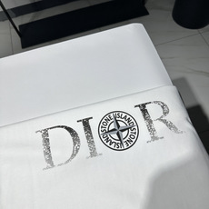 Di奥 联名石头岛 迪奥时尚休闲圆领短袖T恤!!双logo品牌复古怀旧残缺字母印花工艺!隐约可见高级低调奢华面料有一点垂 Di奥 联名石头岛 迪奥时尚休闲圆领短袖T恤!!双logo品牌复古怀旧残缺字母印花工艺!隐约可见高级低调奢华面料有一点垂