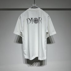 Di奥 联名石头岛 迪奥时尚休闲圆领短袖T恤!!双logo品牌复古怀旧残缺字母印花工艺!隐约可见高级低调奢华面料有一点垂 Di奥 联名石头岛 迪奥时尚休闲圆领短袖T恤!!双logo品牌复古怀旧残缺字母印花工艺!隐约可见高级低调奢华面料有一点垂