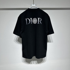 Di奥 联名石头岛 迪奥时尚休闲圆领短袖T恤!!双logo品牌复古怀旧残缺字母印花工艺!隐约可见高级低调奢华面料有一点垂 Di奥 联名石头岛 迪奥时尚休闲圆领短袖T恤!!双logo品牌复古怀旧残缺字母印花工艺!隐约可见高级低调奢华面料有一点垂