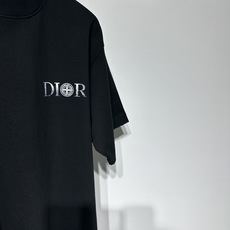 Di奥 联名石头岛 迪奥时尚休闲圆领短袖T恤!!双logo品牌复古怀旧残缺字母印花工艺!隐约可见高级低调奢华面料有一点垂 Di奥 联名石头岛 迪奥时尚休闲圆领短袖T恤!!双logo品牌复古怀旧残缺字母印花工艺!隐约可见高级低调奢华面料有一点垂