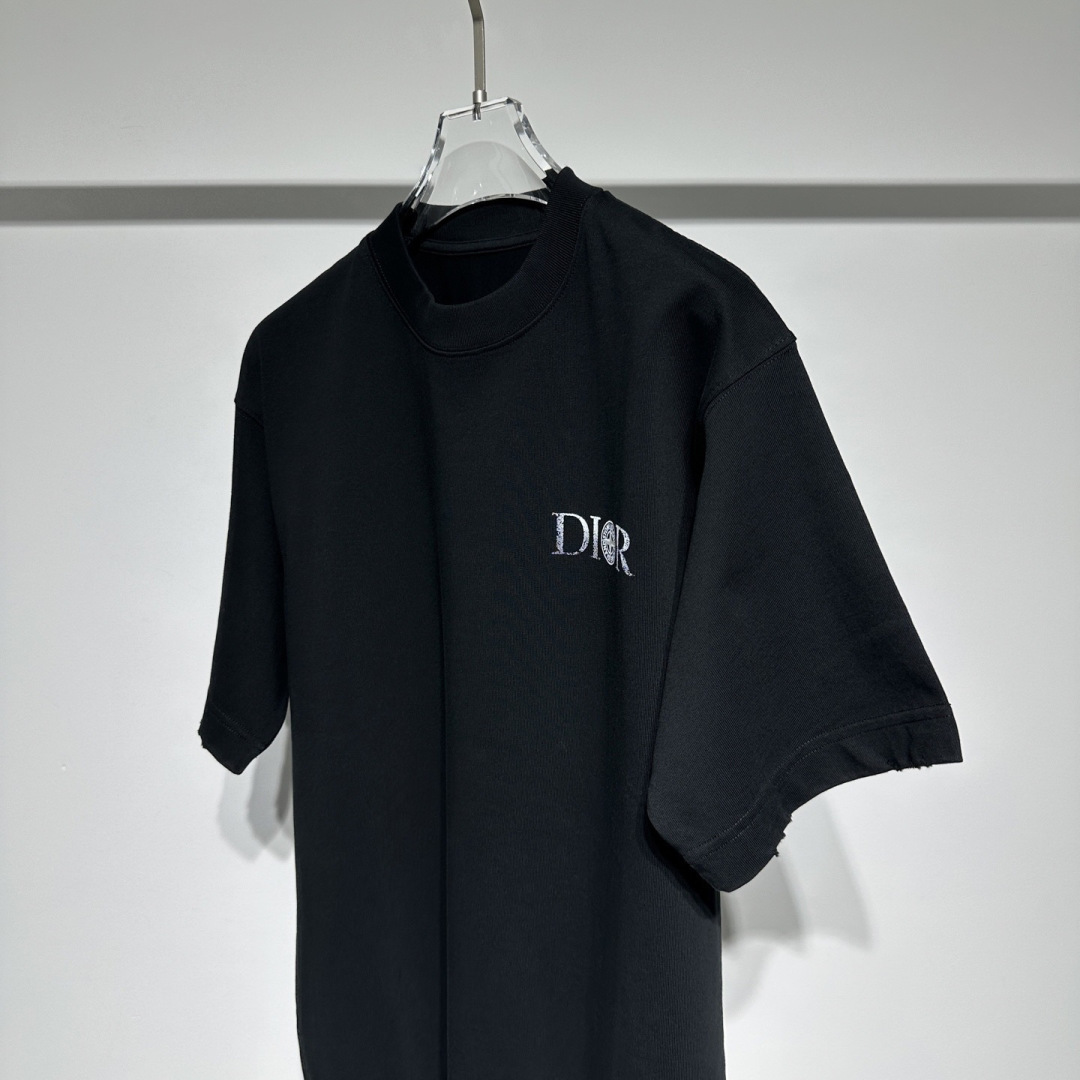 Di奥 联名石头岛 迪奥时尚休闲圆领短袖T恤!!双logo品牌复古怀旧残缺字母印花工艺!隐约可见高级低调奢华面料有一点垂 Di奥 联名石头岛 迪奥时尚休闲圆领短袖T恤!!双logo品牌复古怀旧残缺字母印花工艺!隐约可见高级低调奢华面料有一点垂