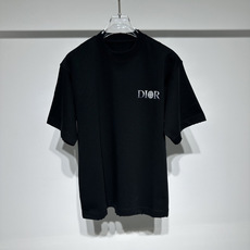 Di奥 联名石头岛 迪奥时尚休闲圆领短袖T恤!!双logo品牌复古怀旧残缺字母印花工艺!隐约可见高级低调奢华面料有一点垂 Di奥 联名石头岛 迪奥时尚休闲圆领短袖T恤!!双logo品牌复古怀旧残缺字母印花工艺!隐约可见高级低调奢华面料有一点垂