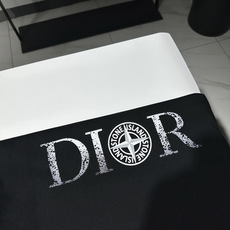 Di奥 联名石头岛 迪奥时尚休闲圆领短袖T恤!!双logo品牌复古怀旧残缺字母印花工艺!隐约可见高级低调奢华面料有一点垂 Di奥 联名石头岛 迪奥时尚休闲圆领短袖T恤!!双logo品牌复古怀旧残缺字母印花工艺!隐约可见高级低调奢华面料有一点垂