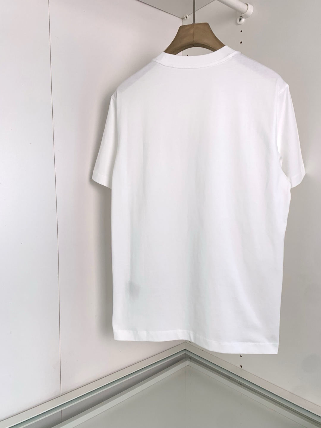 CD松弛的版型设计兼备了时尚与舒适 胸前口袋品牌皮标点缀 使其款式休闲百搭且不失出街时尚感的一款圆领微阔短袖T恤衫.整体 CD松弛的版型设计兼备了时尚与舒适 胸前口袋品牌皮标点缀 使其款式休闲百搭且不失出街时尚感的一款圆领微阔短袖T恤衫.整体