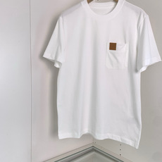 CD松弛的版型设计兼备了时尚与舒适 胸前口袋品牌皮标点缀 使其款式休闲百搭且不失出街时尚感的一款圆领微阔短袖T恤衫.整体 CD松弛的版型设计兼备了时尚与舒适 胸前口袋品牌皮标点缀 使其款式休闲百搭且不失出街时尚感的一款圆领微阔短袖T恤衫.整体