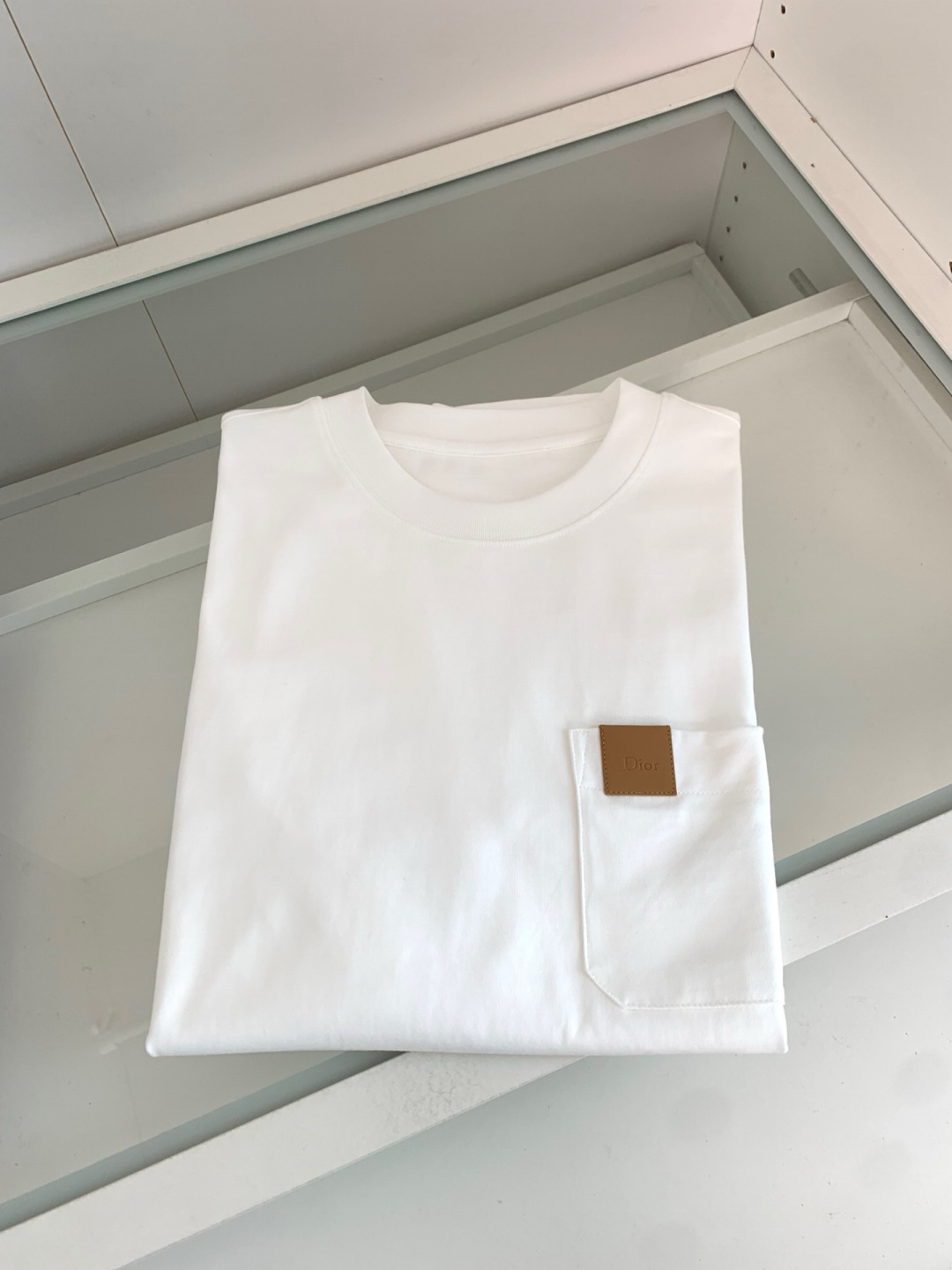 CD松弛的版型设计兼备了时尚与舒适 胸前口袋品牌皮标点缀 使其款式休闲百搭且不失出街时尚感的一款圆领微阔短袖T恤衫.整体 CD松弛的版型设计兼备了时尚与舒适 胸前口袋品牌皮标点缀 使其款式休闲百搭且不失出街时尚感的一款圆领微阔短袖T恤衫.整体