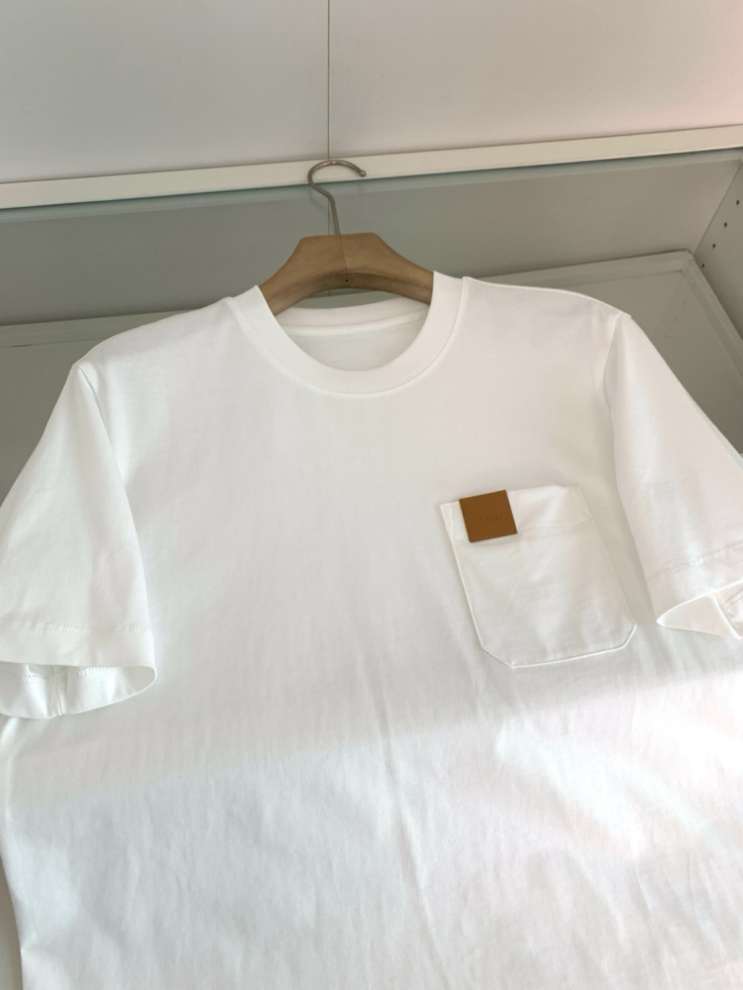 CD松弛的版型设计兼备了时尚与舒适 胸前口袋品牌皮标点缀 使其款式休闲百搭且不失出街时尚感的一款圆领微阔短袖T恤衫.整体 CD松弛的版型设计兼备了时尚与舒适 胸前口袋品牌皮标点缀 使其款式休闲百搭且不失出街时尚感的一款圆领微阔短袖T恤衫.整体