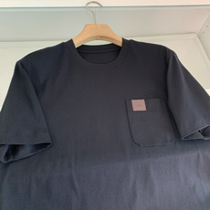 CD松弛的版型设计兼备了时尚与舒适 胸前口袋品牌皮标点缀 使其款式休闲百搭且不失出街时尚感的一款圆领微阔短袖T恤衫.整体 CD松弛的版型设计兼备了时尚与舒适 胸前口袋品牌皮标点缀 使其款式休闲百搭且不失出街时尚感的一款圆领微阔短袖T恤衫.整体
