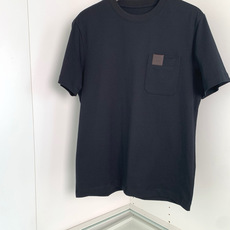 CD松弛的版型设计兼备了时尚与舒适 胸前口袋品牌皮标点缀 使其款式休闲百搭且不失出街时尚感的一款圆领微阔短袖T恤衫.整体 CD松弛的版型设计兼备了时尚与舒适 胸前口袋品牌皮标点缀 使其款式休闲百搭且不失出街时尚感的一款圆领微阔短袖T恤衫.整体