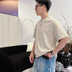 CD2026春夏新款短袖 对面料控有极高要求的 买它!!! 衣橱必备经典款式 胸口经典logo图案刺绣设计 与后背下摆蜜 CD2026春夏新款短袖 对面料控有极高要求的 买它!!! 衣橱必备经典款式 胸口经典logo图案刺绣设计 与后背下摆蜜