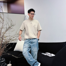 CD2026春夏新款短袖 对面料控有极高要求的 买它!!! 衣橱必备经典款式 胸口经典logo图案刺绣设计 与后背下摆蜜 CD2026春夏新款短袖 对面料控有极高要求的 买它!!! 衣橱必备经典款式 胸口经典logo图案刺绣设计 与后背下摆蜜
