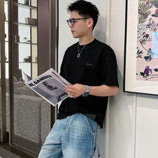 CD2026春夏新款短袖 对面料控有极高要求的 买它!!! 衣橱必备经典款式 胸口经典logo图案刺绣设计 与后背下摆蜜 CD2026春夏新款短袖 对面料控有极高要求的 买它!!! 衣橱必备经典款式 胸口经典logo图案刺绣设计 与后背下摆蜜