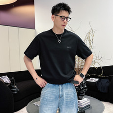 CD2026春夏新款短袖 对面料控有极高要求的 买它!!! 衣橱必备经典款式 胸口经典logo图案刺绣设计 与后背下摆蜜 CD2026春夏新款短袖 对面料控有极高要求的 买它!!! 衣橱必备经典款式 胸口经典logo图案刺绣设计 与后背下摆蜜