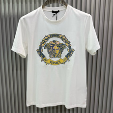 Versace2026春夏新品的经典款重工刺绣美杜莎图案短袖T恤;核心设计亮点在于胸前的美杜莎头像刺绣图案,整体 Versace2026春夏新品的经典款重工刺绣美杜莎图案短袖T恤;核心设计亮点在于胸前的美杜莎头像刺绣图案,整体