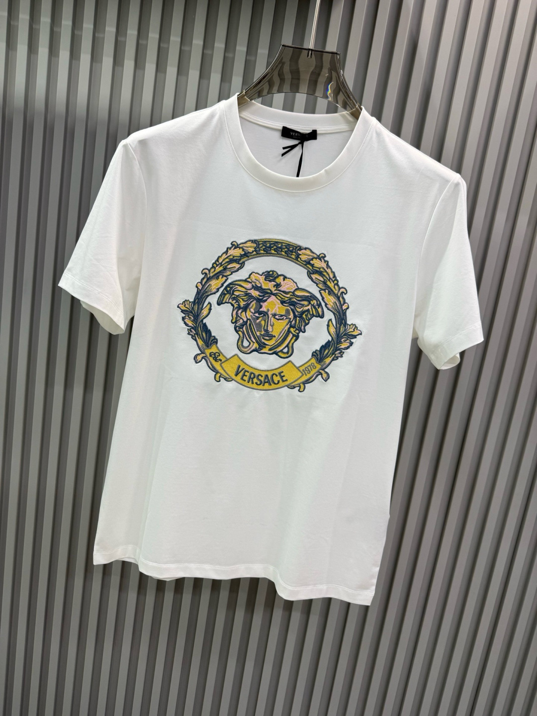 Versace2026春夏新品的经典款重工刺绣美杜莎图案短袖T恤；核心设计亮点在于胸前的​​美杜莎头像刺绣图案​​，整体