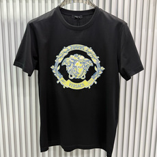 Versace2026春夏新品的经典款重工刺绣美杜莎图案短袖T恤;核心设计亮点在于胸前的美杜莎头像刺绣图案,整体 Versace2026春夏新品的经典款重工刺绣美杜莎图案短袖T恤;核心设计亮点在于胸前的美杜莎头像刺绣图案,整体