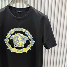 Versace2026春夏新品的经典款重工刺绣美杜莎图案短袖T恤;核心设计亮点在于胸前的美杜莎头像刺绣图案,整体 Versace2026春夏新品的经典款重工刺绣美杜莎图案短袖T恤;核心设计亮点在于胸前的美杜莎头像刺绣图案,整体