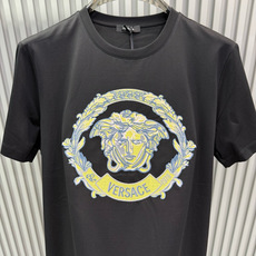 Versace2026春夏新品的经典款重工刺绣美杜莎图案短袖T恤;核心设计亮点在于胸前的美杜莎头像刺绣图案,整体 Versace2026春夏新品的经典款重工刺绣美杜莎图案短袖T恤;核心设计亮点在于胸前的美杜莎头像刺绣图案,整体