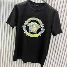 Versace2026春夏新品的经典款重工刺绣美杜莎图案短袖T恤;核心设计亮点在于胸前的美杜莎头像刺绣图案,整体 Versace2026春夏新品的经典款重工刺绣美杜莎图案短袖T恤;核心设计亮点在于胸前的美杜莎头像刺绣图案,整体